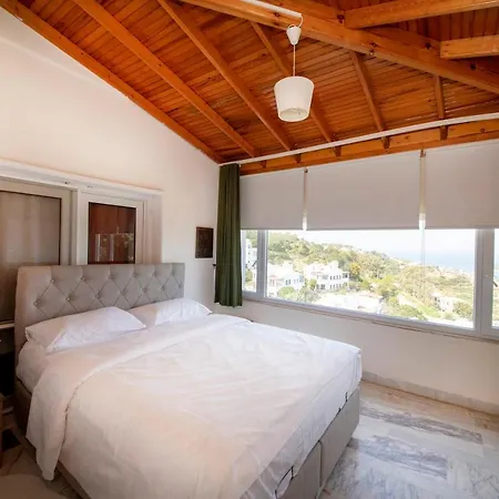 Case de vacanță Charming House With Fascinating View, Shared Pool And Terrace Near Beach In Gumusluk, Bodrum *